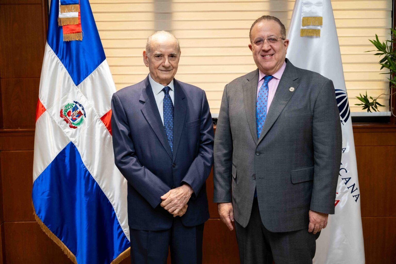 El ministro de Hacienda y Economía (MHE), Magín Díaz, juramentó este lunes a Teófilo José Abrahán Leo Tabar Manzur (Quico Tabar) como nuevo director general de la Dirección General de Juegos de Azar (DGJA).