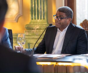 Robert Polanco destaca entrega de ecoviviendas a familias vulnerables