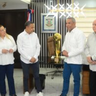 Franklin Romero y autoridades de SFM reciben la copa de los campeones de la LNB