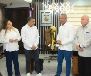 Franklin Romero y autoridades de SFM reciben la copa de los campeones de la LNB