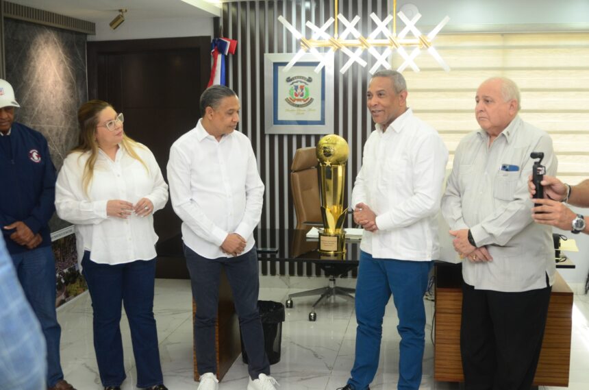 Franklin Romero y autoridades de SFM reciben la copa de los campeones de la LNB