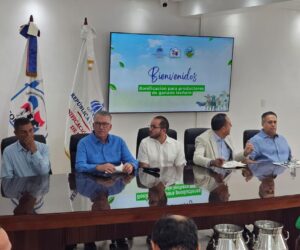 Gobierno entrega RD$30 millones para tecnificar riego de productores lecheros