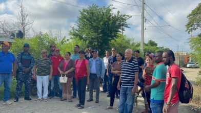 “Ya no queremos promesas”: moradores de Don Nicolás desafían el polvo y el lodo y exigen asfaltado