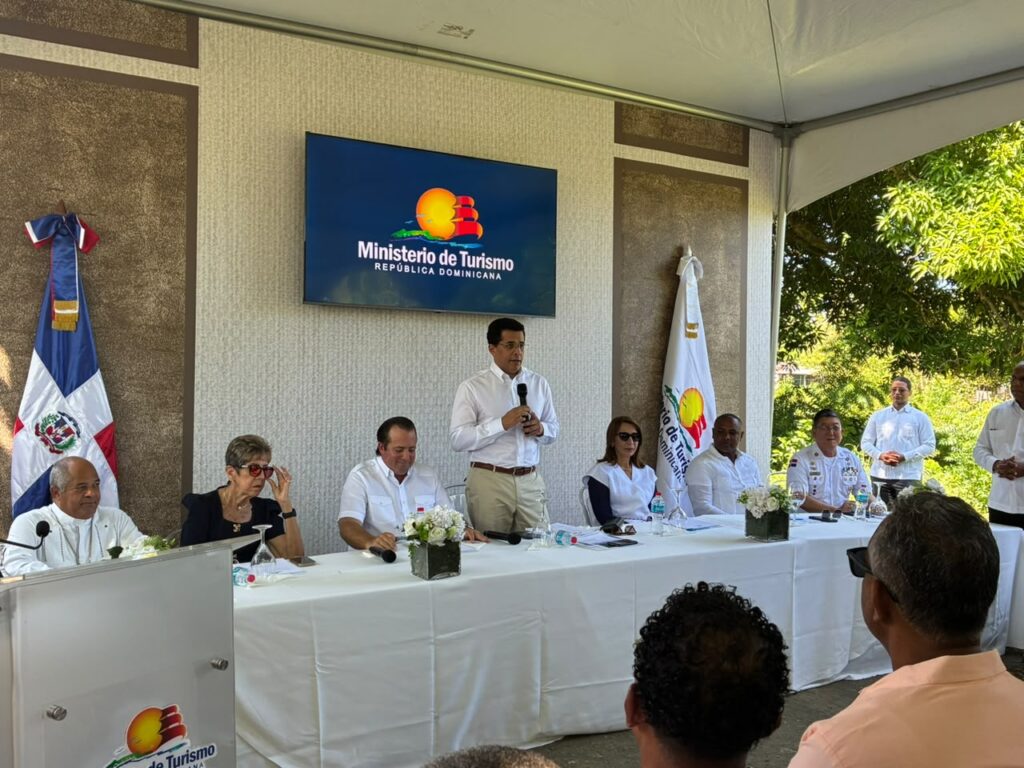 Collado inicia obras viales en Maimón; dice el turismo debe generar bienestar en las comunidades