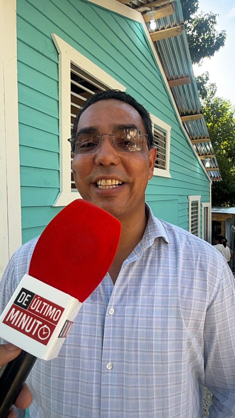 Agustín Tavárez destaca entrega de dos viviendas en Sánchez y resalta acciones del Gobierno