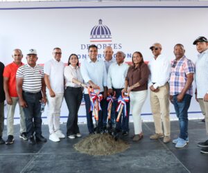 Kelvin Cruz inicia construcción de techado multiuso en Hostos, Prov. Duarte