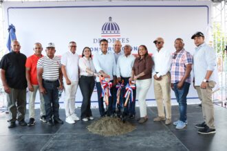 Ministro Kelvin Cruz inicia construcción de techado multiuso en Hostos, Prov. Duarte