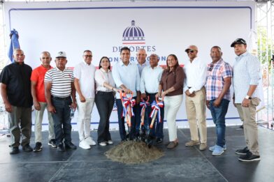 Ministro Kelvin Cruz inicia construcción de techado multiuso en Hostos, Prov. Duarte
