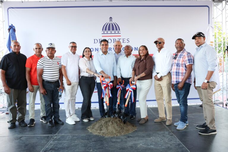 Ministro Kelvin Cruz inicia construcción de techado multiuso en Hostos, Prov. Duarte