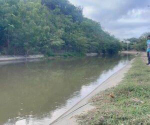 Buscan a hombre desaparecido tras ser visto bañándose en canal de riego en Santiago Oeste