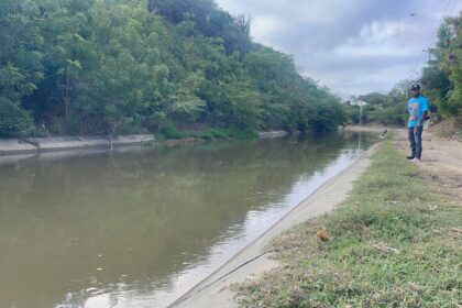 Buscan a hombre desaparecido tras ser visto bañándose en canal de riego en Santiago Oeste