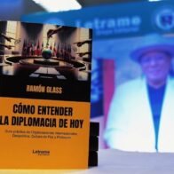 Escritor Ramón Glass analiza los retos de la diplomacia contemporánea en su nuevo libro