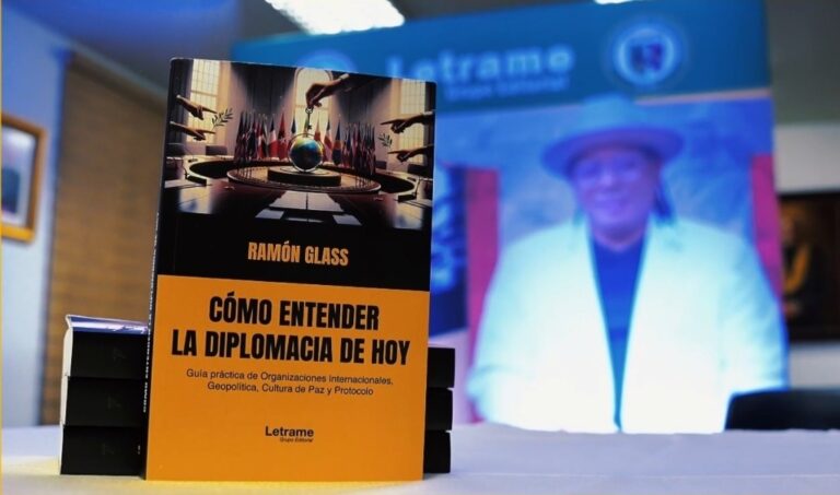 Escritor Ramón Glass analiza los retos de la diplomacia contemporánea en su nuevo libro