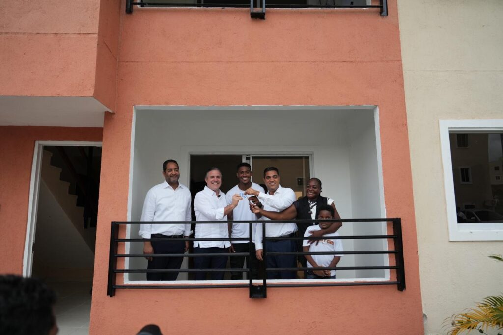 MIVED entrega vivienda al atleta Christopher Melenciano