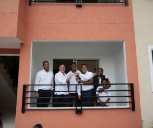 Christopher Melenciano recibe vivienda del MIVED
