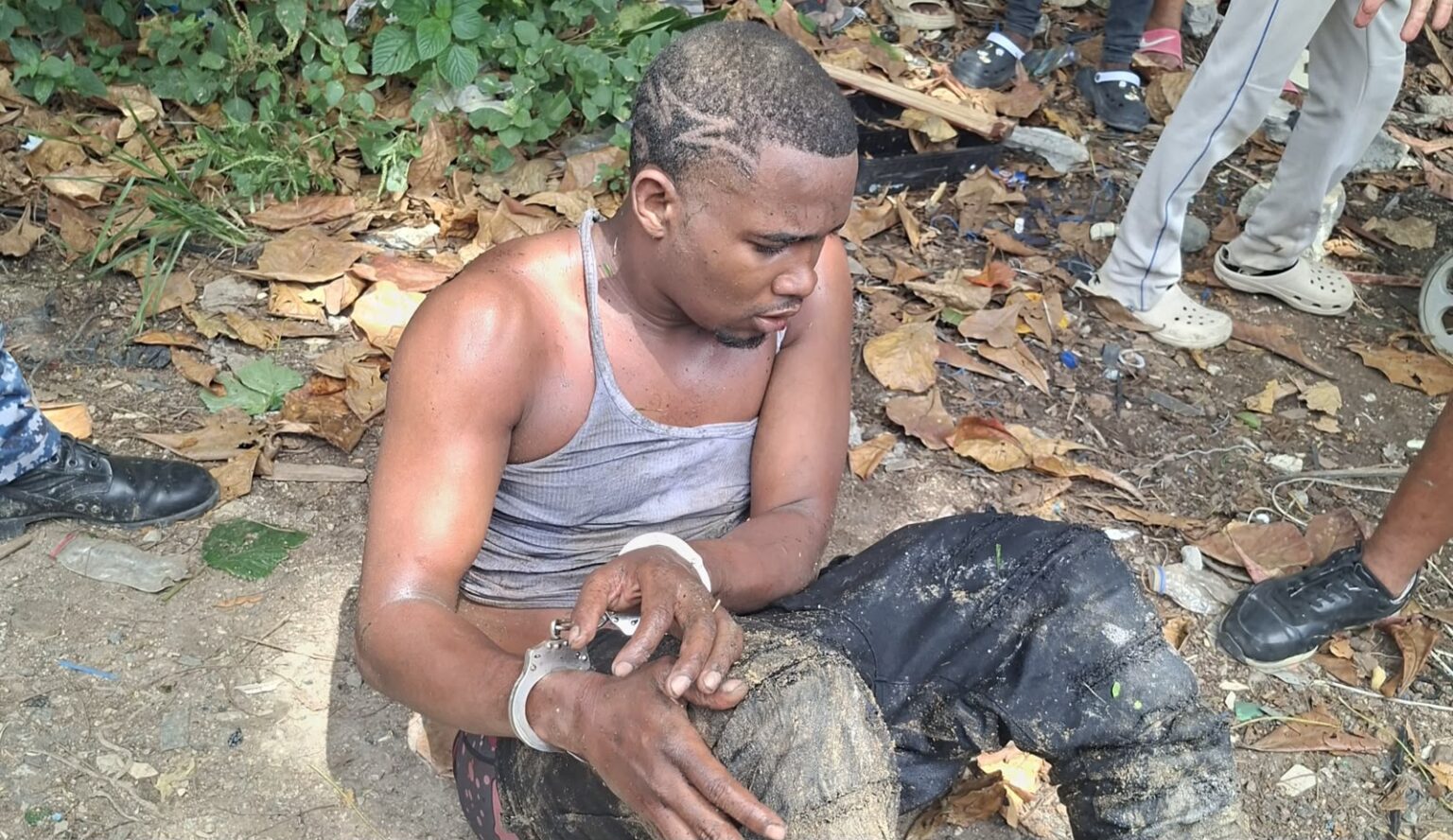 Policía frustra intento de asalto en Villa Mella; dos hombres resultan heridos