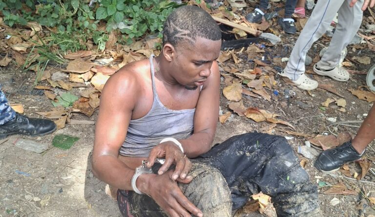 Policía frustra intento de asalto en Villa Mella; dos hombres resultan heridos