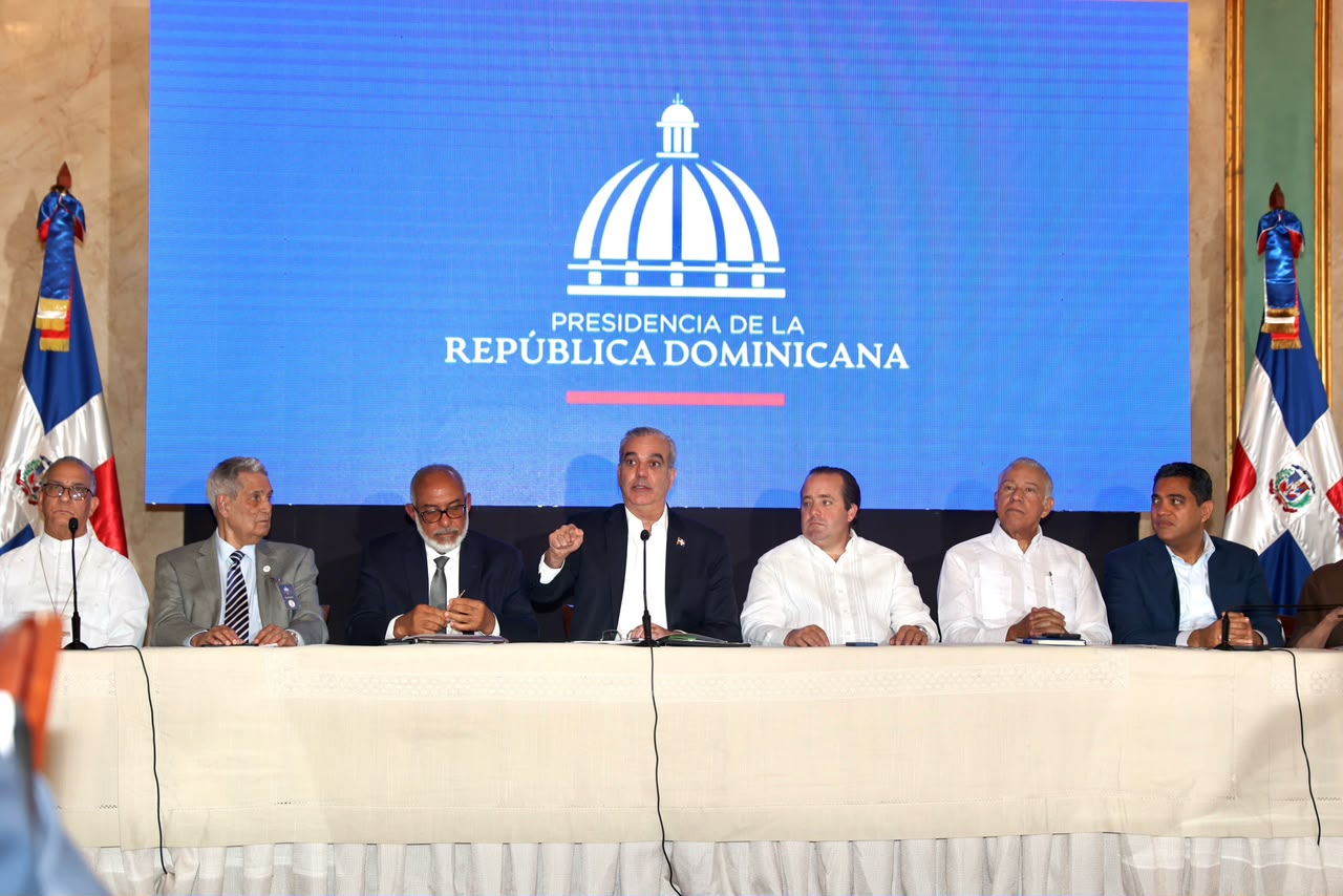 Abinader destaca labor de Comisión de Veeduría en supervisión de más de RD$2,000 millones destinados a obras deportivas
