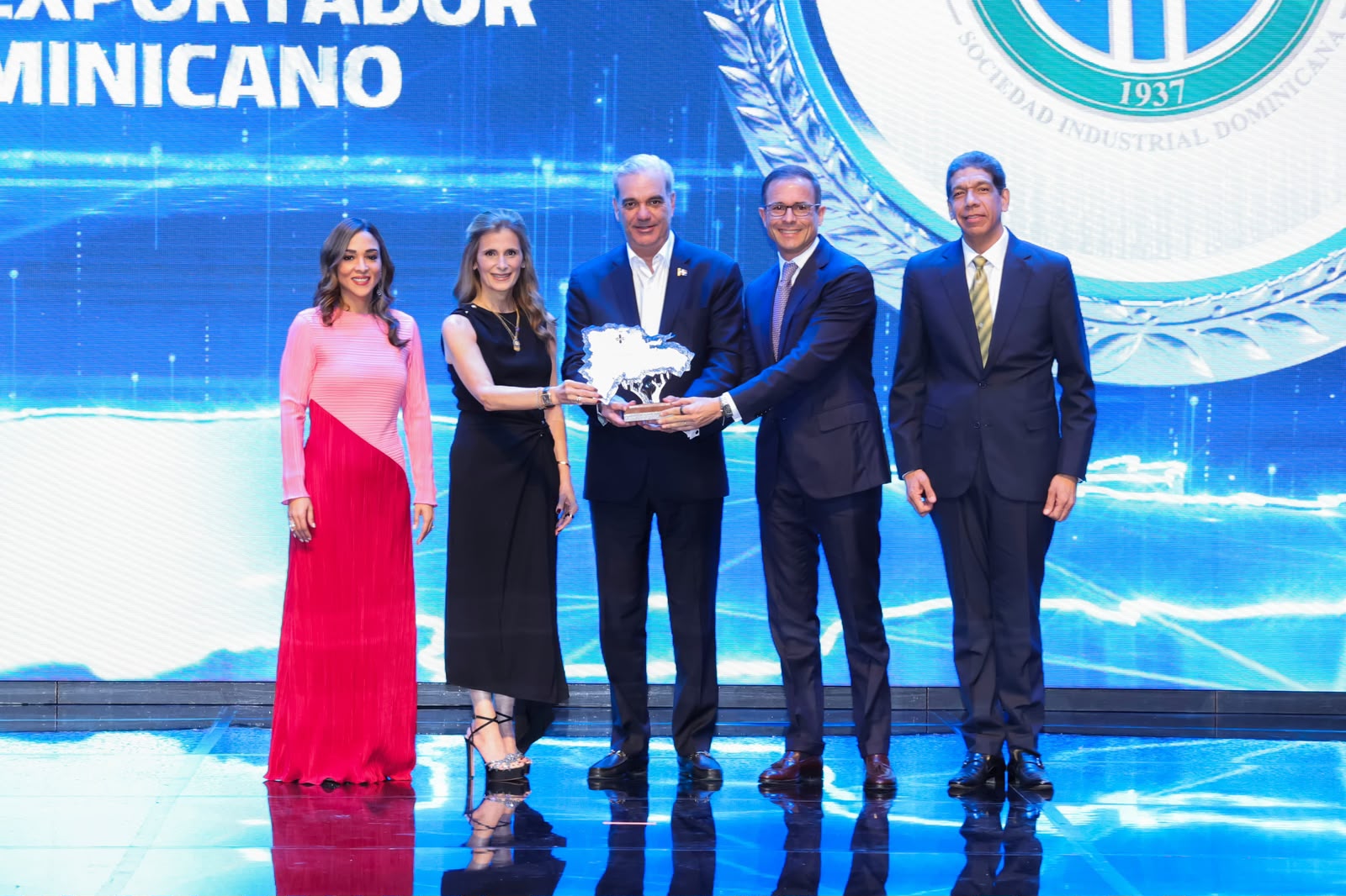 Grupo SID recibe máximo galardón de ADOEXPO como Gran Exportador Dominicano