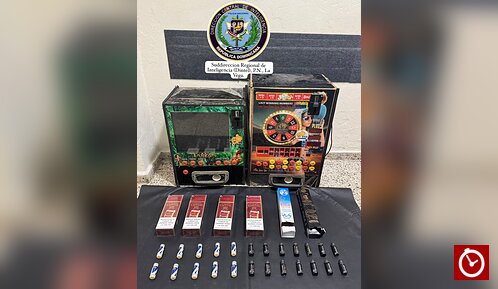Policía ocupa 800 cigarrillos y máquinas tragamonedas durante allanamiento en La Vega