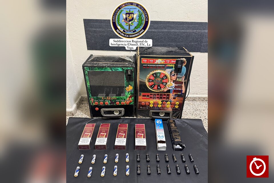 Policía ocupa 800 cigarrillos y máquinas tragamonedas durante allanamiento en La Vega