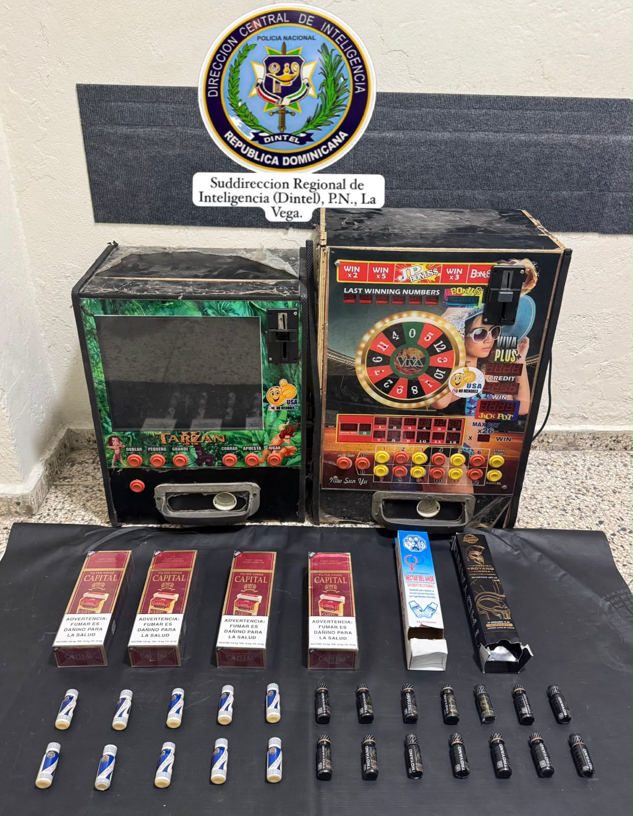 Policía ocupa 800 cigarrillos y máquinas tragamonedas durante allanamiento en La Vega
