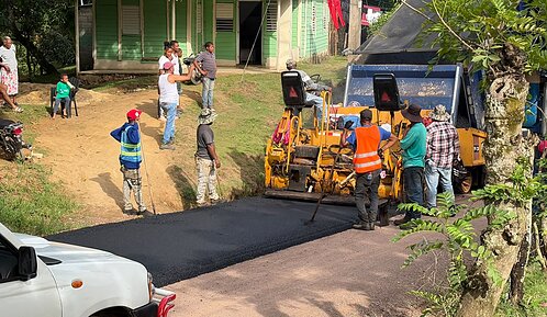 Tras más de 45 años de espera, inician asfaltado de carretera en El Chacaro, Monte Plata