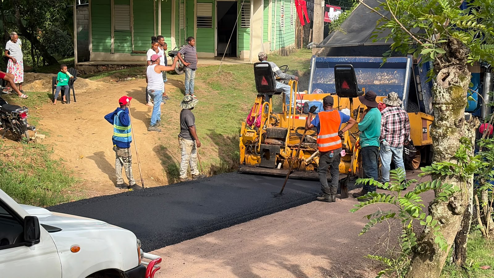 Tras más de 45 años de espera, inician asfaltado de carretera en El Chacaro, Monte Plata