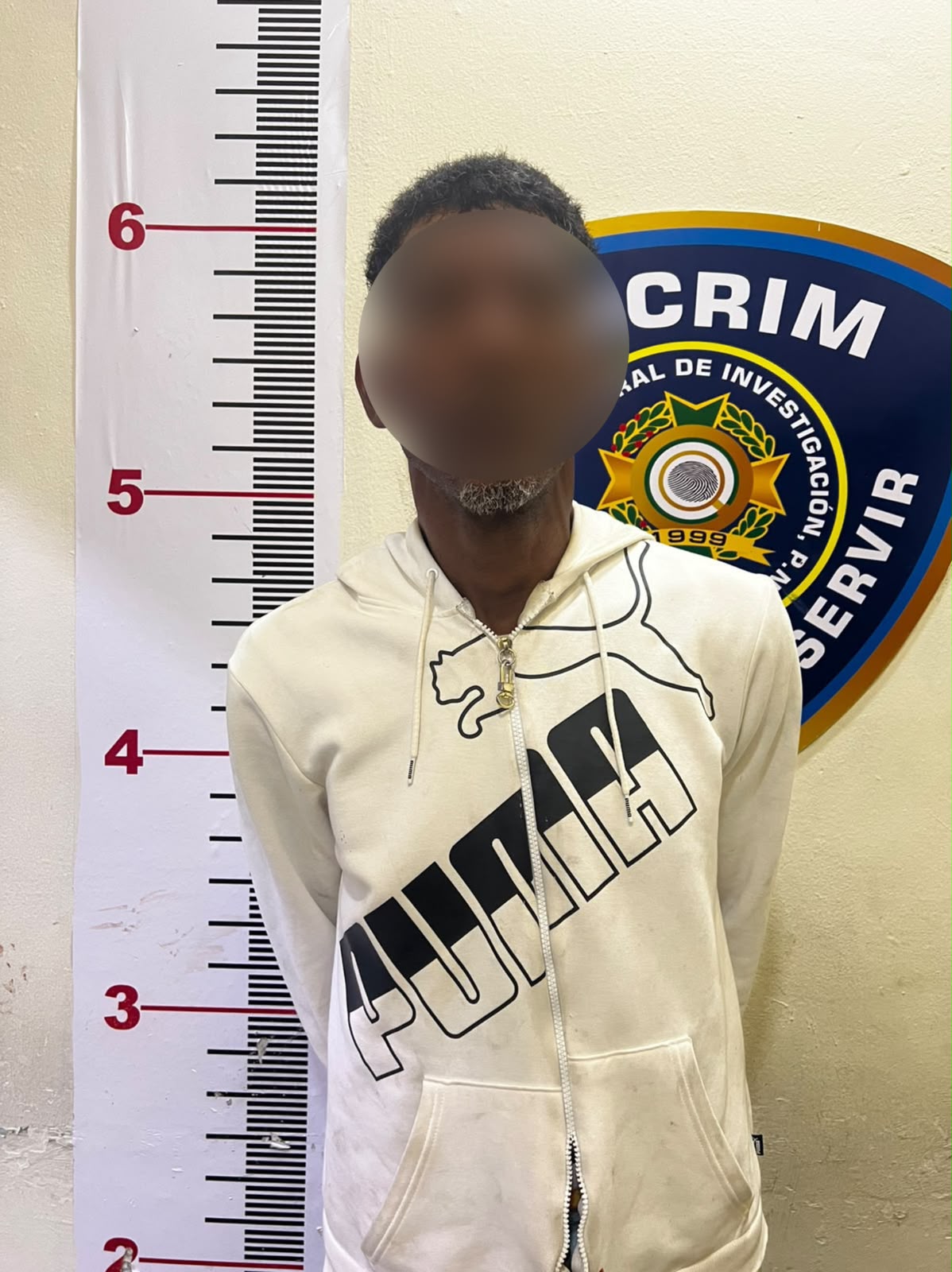 Policía apresa a hombre y le ocupa arma de fabricación casera y machete en La Vega