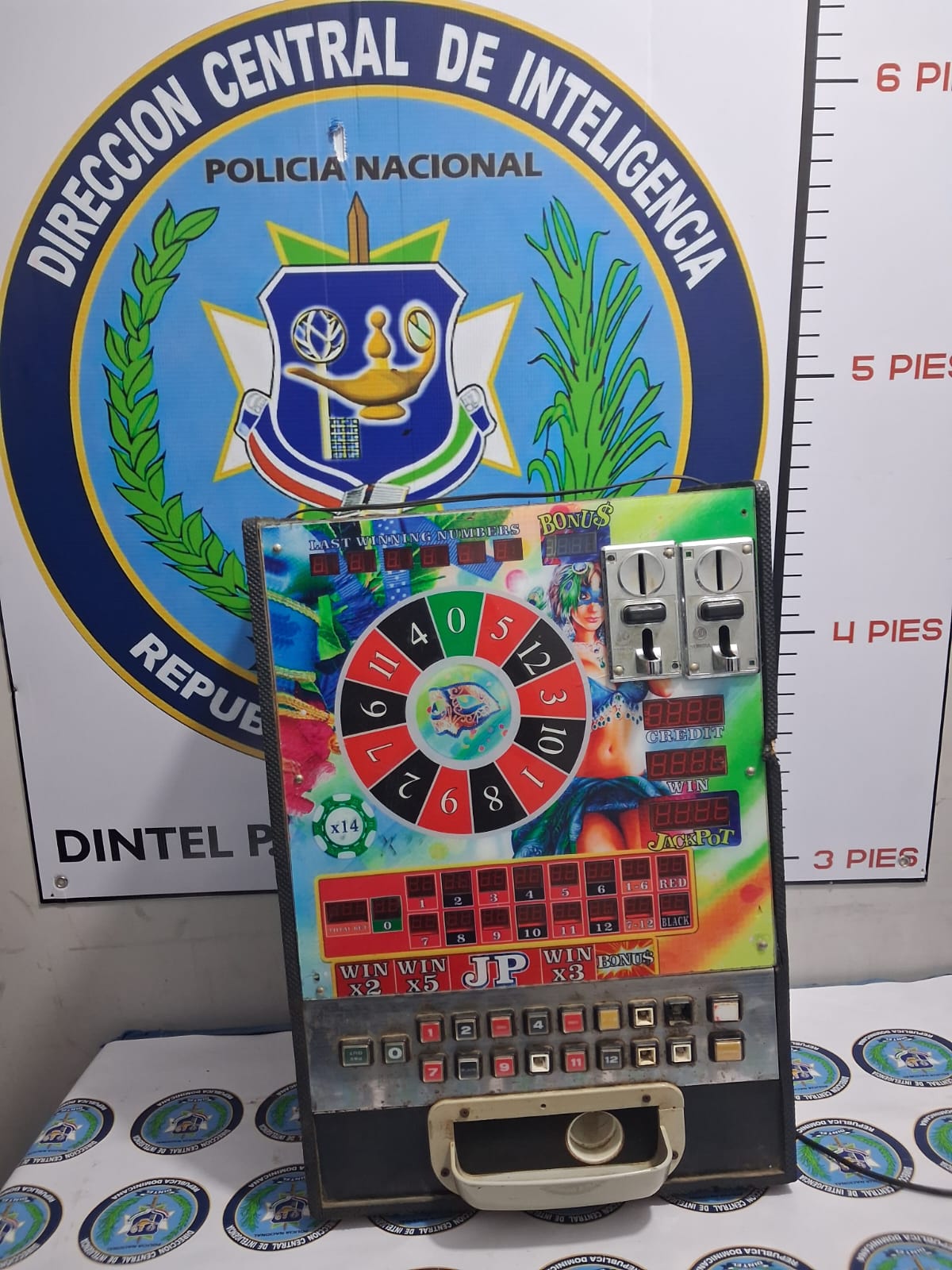 Policía ocupa pistolas y máquinas tragamonedas durante operativos en Montecristi