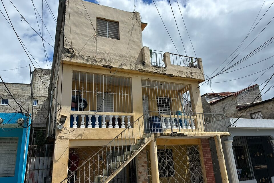 Vecinos lamentan muerte de mujer asesinada frente a sus hijos por su ex en Los Mina