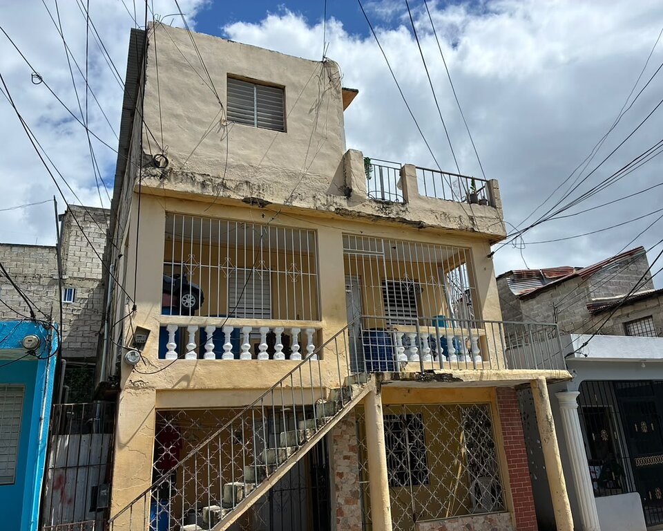 Vecinos lamentan muerte de mujer asesinada frente a sus hijos por su ex en Los Mina