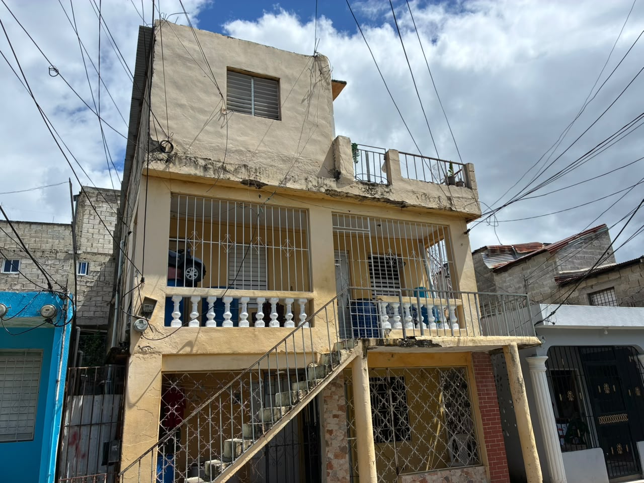 Vecinos lamentan muerte de mujer asesinada frente a sus hijos por su ex en Los Mina