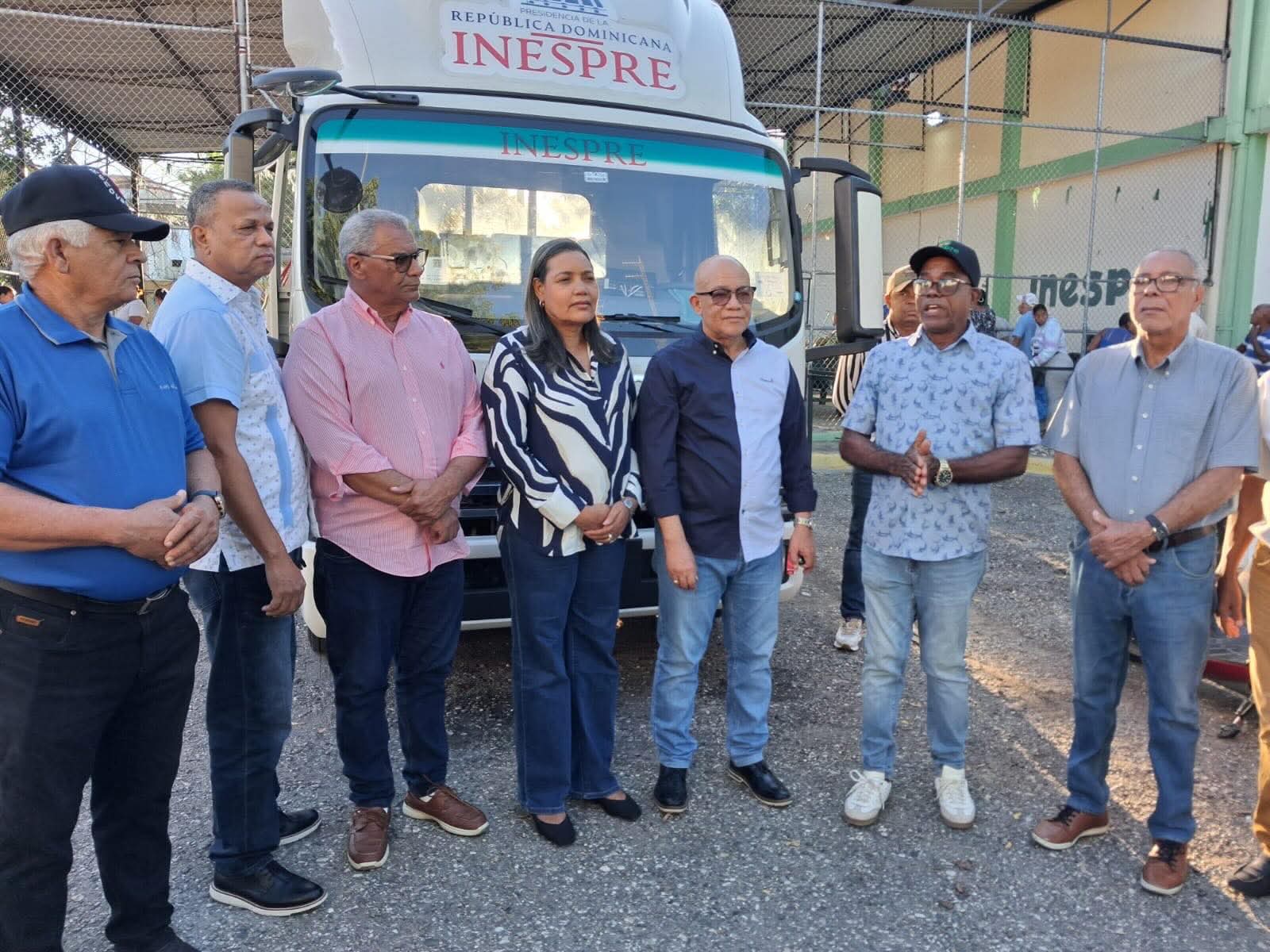Nuevo camión del Inespre fortalecerá distribución de alimentos a precios justos en Azua