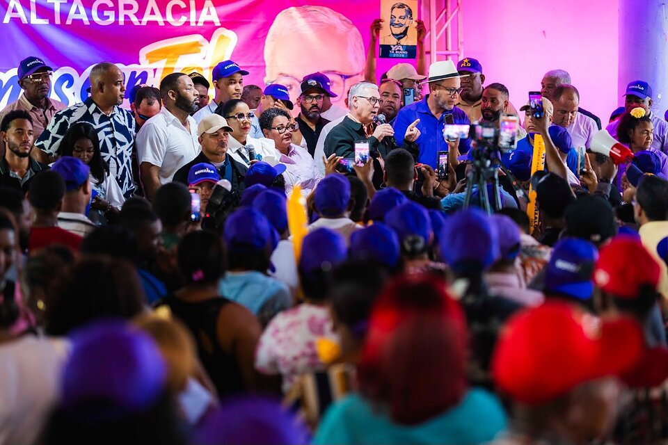 Gonzalo Castillo recorre ocho localidades de San Cristóbal y cuestiona ejecución de obras