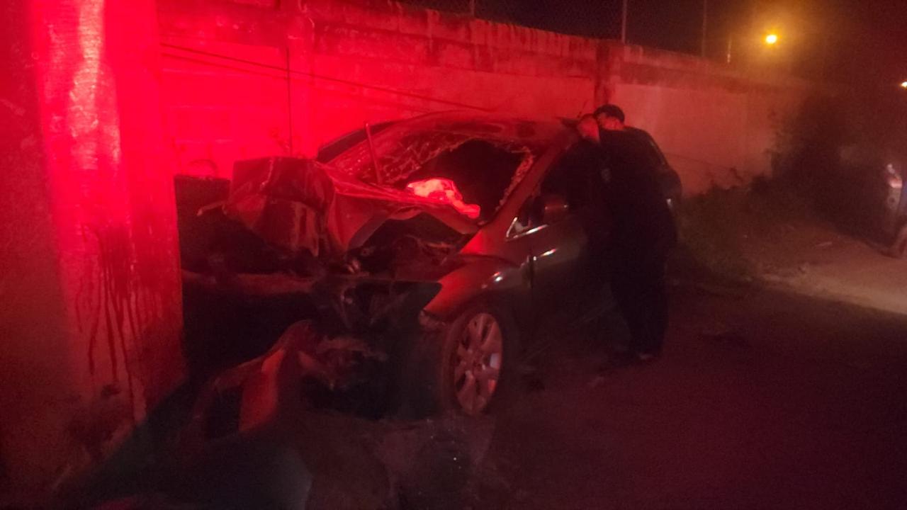 Mujer muere y su hija de 10 años resulta herida tras jepeta chocar contra poste en Santiago