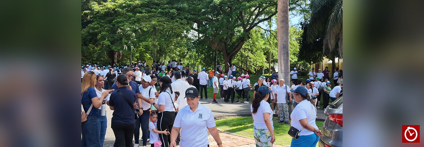 Cientos de personas se unen a caminata por la salud mental en el Jardín Botánico