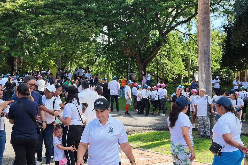 Cientos de personas se unen a caminata por la salud mental en el Jardín Botánico