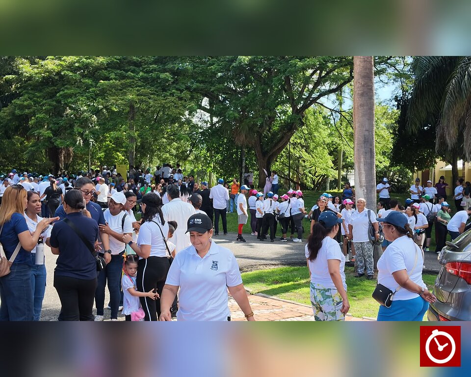 Cientos de personas se unen a caminata por la salud mental en el Jardín Botánico