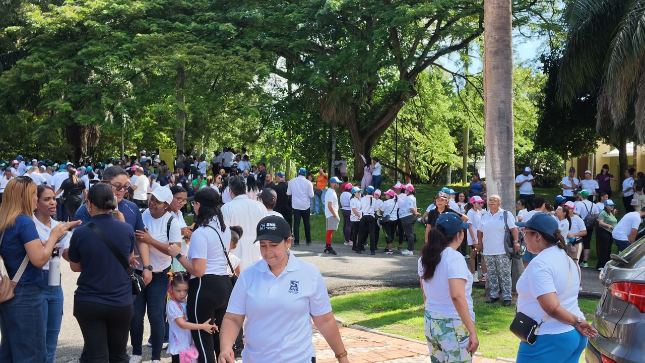 Cientos de personas se unen a caminata por la salud mental en el Jardín Botánico