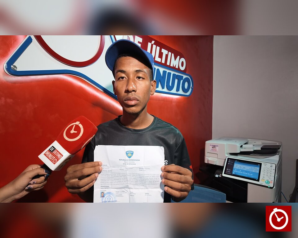 Joven denuncia policías usaron su tarjeta para comprar pica pollo mientras estuvo preso y aún retienen sus documentos