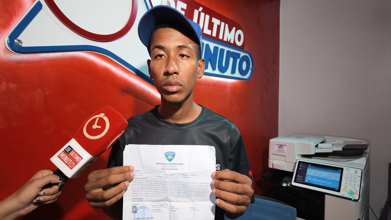Joven denuncia policías compraron pica pollo con su tarjeta y aún retienen sus documentos