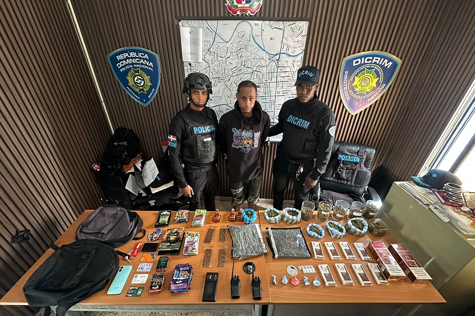 Policía ocupa presuntas drogas y una balanza durante operativo en Cristo Rey; arresta a joven de 25 años