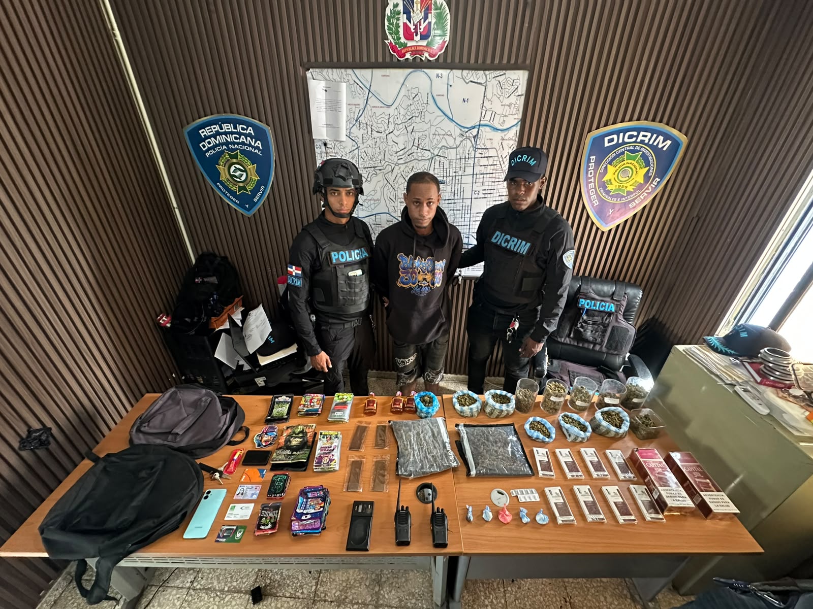 Policía ocupa presuntas drogas y una balanza durante operativo en Cristo Rey; arresta a joven de 25 años