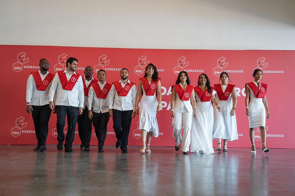 Diez profesionales se gradúan de maestría en INTEC con becas de los Premios Inconcreto