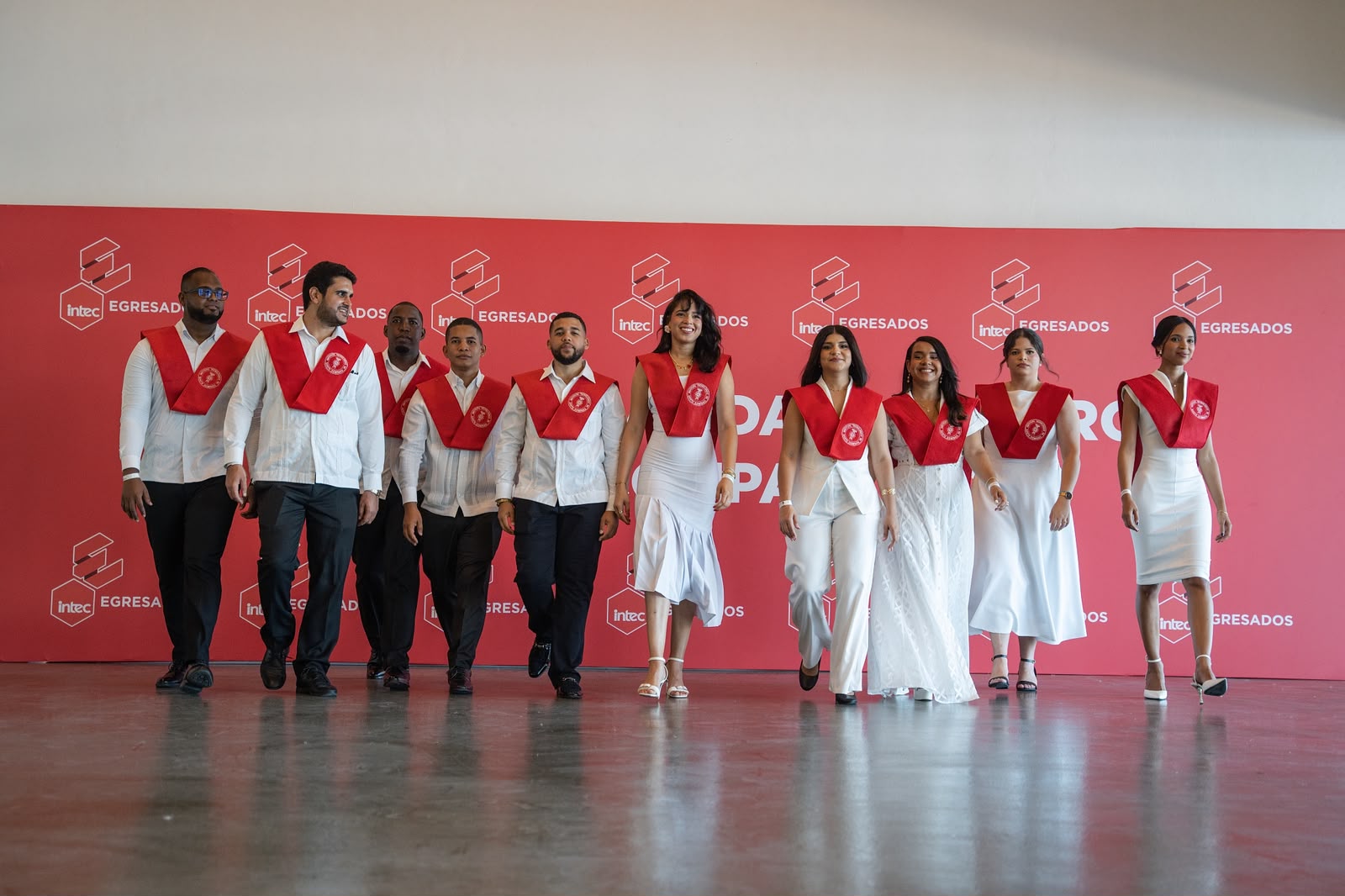 Diez profesionales se gradúan de maestría en INTEC con becas de los Premios Inconcreto