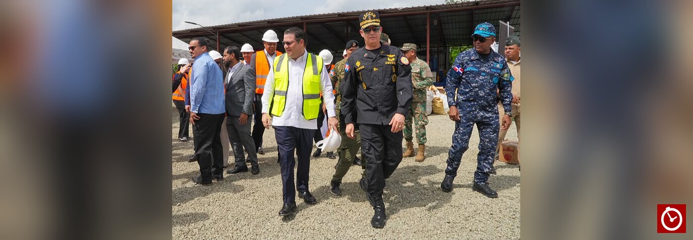 El ministro de Industria, Comercio y Mipymes, Yayo Sanz Lovatón junto al el director del Cuerpo Especializado de Control de Combustibles y Comercio de Mercancías (CECCOM), general de brigada Orlando Jerez ERD.