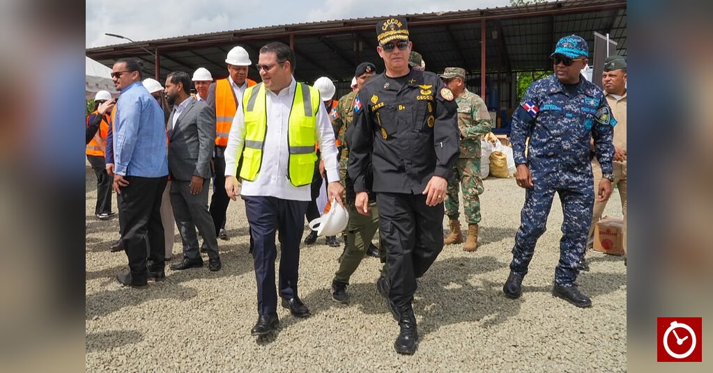 El ministro de Industria, Comercio y Mipymes, Yayo Sanz Lovatón junto al el director del Cuerpo Especializado de Control de Combustibles y Comercio de Mercancías (CECCOM), general de brigada Orlando Jerez ERD.