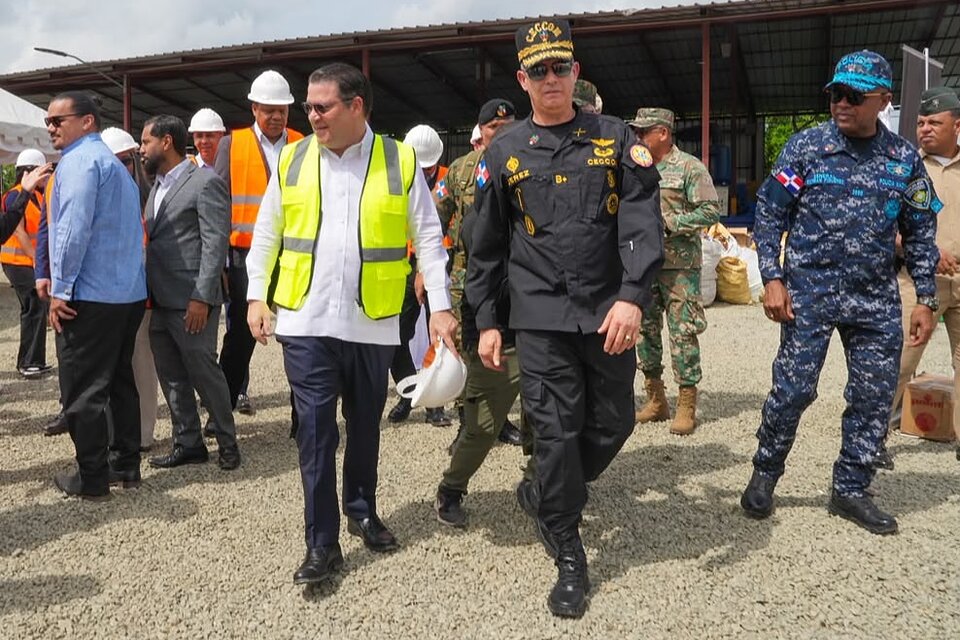 El ministro de Industria, Comercio y Mipymes, Yayo Sanz Lovatón junto al el director del Cuerpo Especializado de Control de Combustibles y Comercio de Mercancías (CECCOM), general de brigada Orlando Jerez ERD.