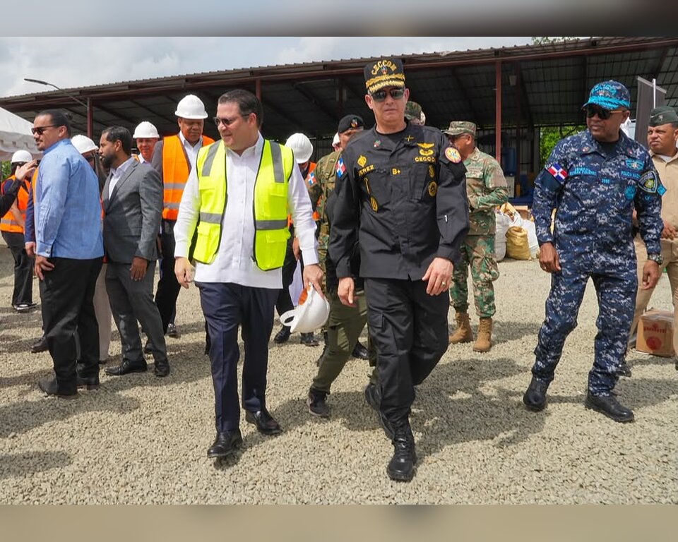 El ministro de Industria, Comercio y Mipymes, Yayo Sanz Lovatón junto al el director del Cuerpo Especializado de Control de Combustibles y Comercio de Mercancías (CECCOM), general de brigada Orlando Jerez ERD.